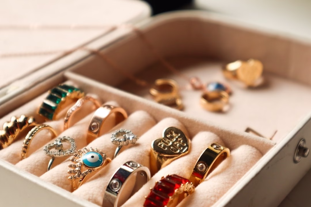 Sieraden doos met diverse sieraden erin, met name hartjes