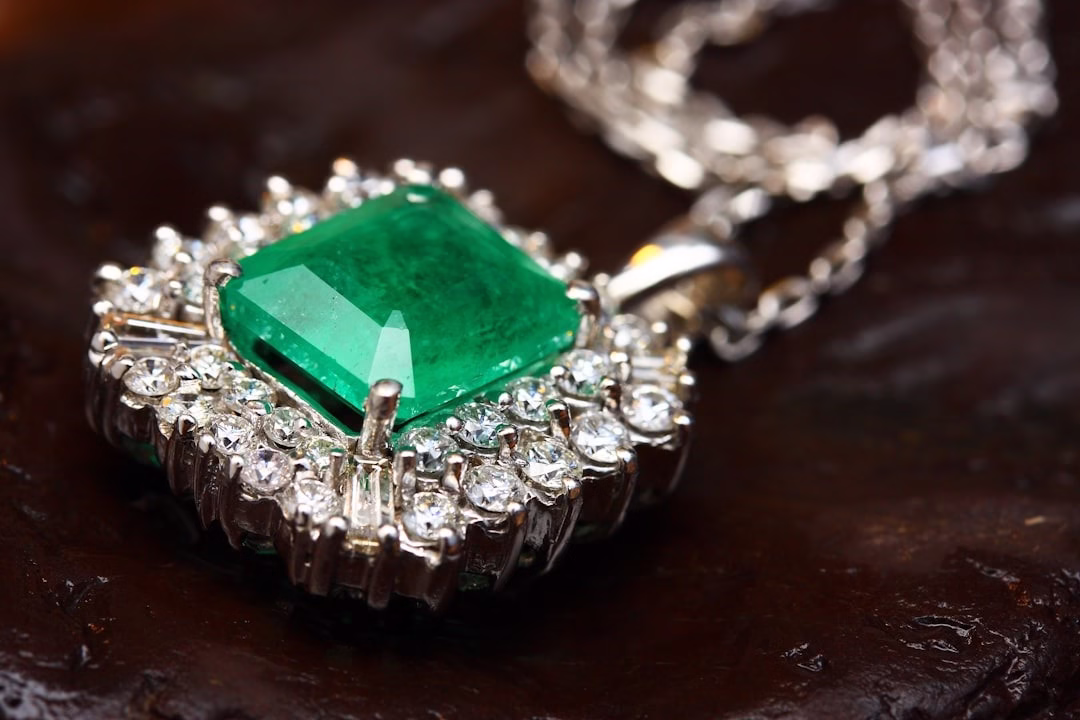 een ketting met emarald erin